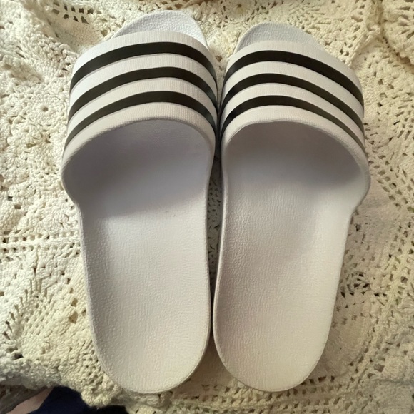 Size 10 white and blue Adidas sandals Synthetic upper
Slip-on
Round open toe - Picture 4 of 12